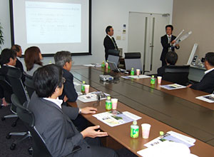 LED照明機器を開発した市内企業を視察