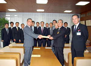 「平成２４年度政策要望」を提出しました。