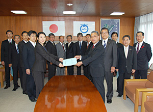 「平成２５年度政策要望」を提出しました。