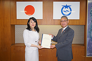 「平成２８年度政策要望」を提出しました。