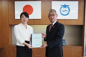 「平成２８年度政策要望」を提出しました。